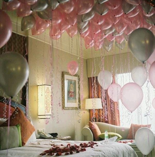 14. Sevgilinizin odasını, ipinin ucunda romantik sözler yazan uçan balonlarla donatın.