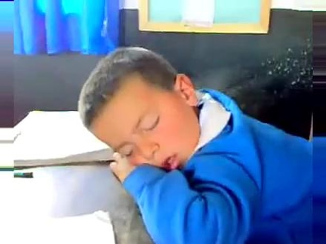 8. Sınıfın En Köşesinde Uyuyan Ara Sıra Kitap Okuyan Cool Öğrenci