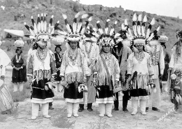 2. Amerikan yerlisi Zuni kabilesinin dili Japoncaya benzemektedir. Yapılan araştırmalar Japonlar ile "Zuni" kabilesi arasında biyolojik benzerlikler olduğunu da ortaya koymuştur.