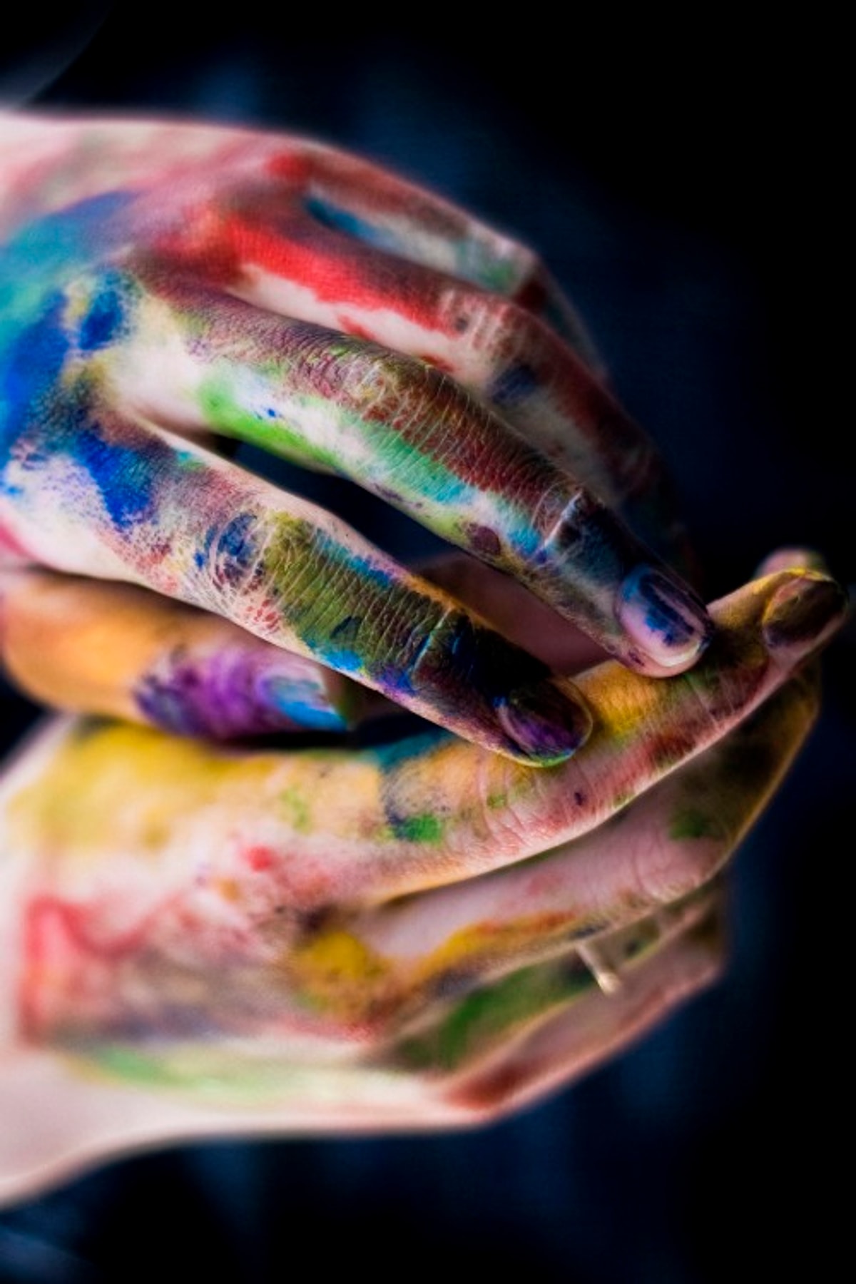 Руки в краске. Сонник испачкать руку. Человек в испачканной одежде. Сонник испачкать руку. Сонник испачкать руку.