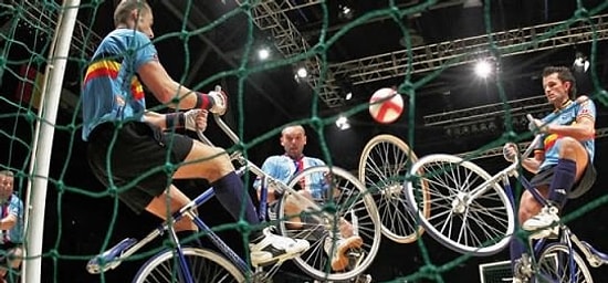 Bisikletle Futbol Maçı Yapmak