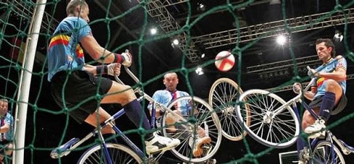 Bisikletle Futbol Maçı Yapmak