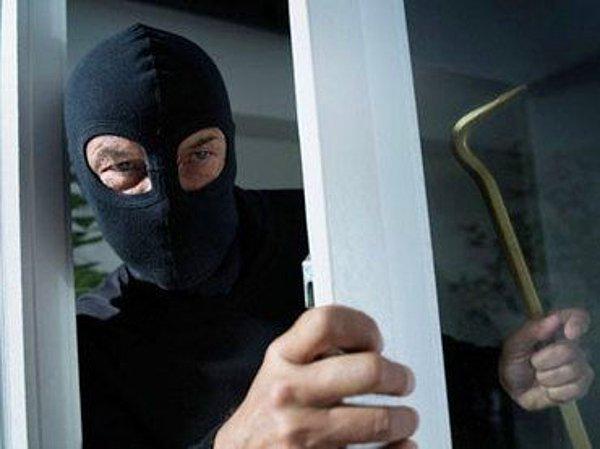15. Eve hırsız girmesi... Bir akşam mahallenizdeki bir eve girdiğini duyduğunuzda o gece görülmesi muhtemeldir.