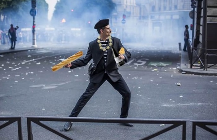 Fransız Protestocu'yu Fotoşoplamışlar