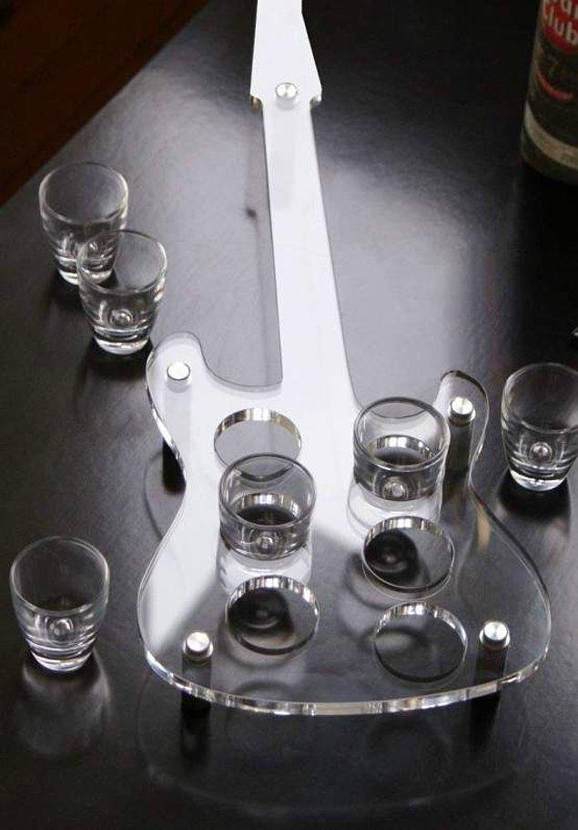 12. Gitar şeklinde shot bardağı standı