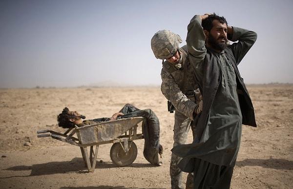 26. Afganistan'da yaralı kardeşini hastaneye yetiştirme çabası