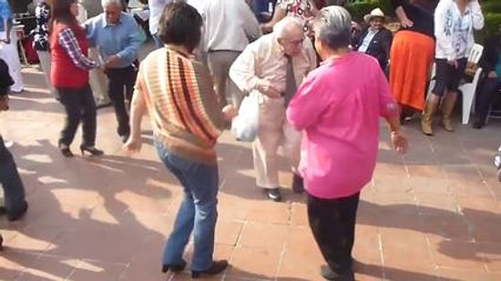 Dansa Kendini Kaptırıp Koltuk Değneklerini Fırlatan Dedenin Dans Şovu