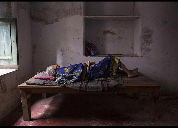 2. 105 yaşındaki Munna Kuvar, hiçbir lüksü olmayan Kurtuluş Evi'nde o günü bekliyor.