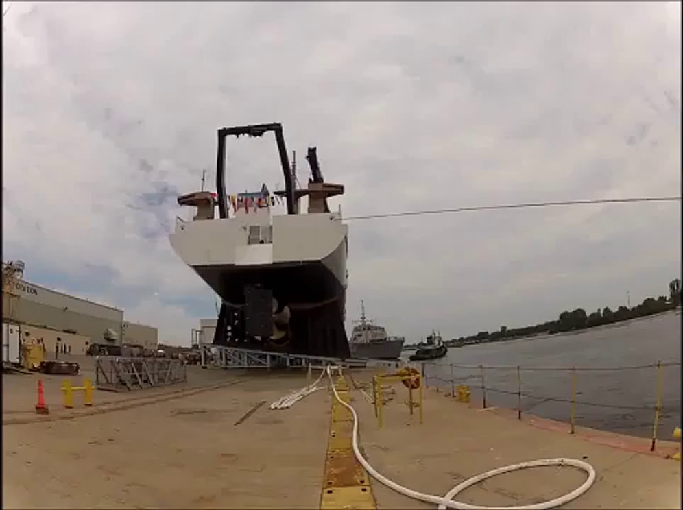 Gemi Suya İnerken Faciayı Kaydetmek