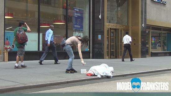 Dilencinin Parasını Çalarsanız İnsanların Tepkisi Ne Olur? | Sosyal Deney İçerir