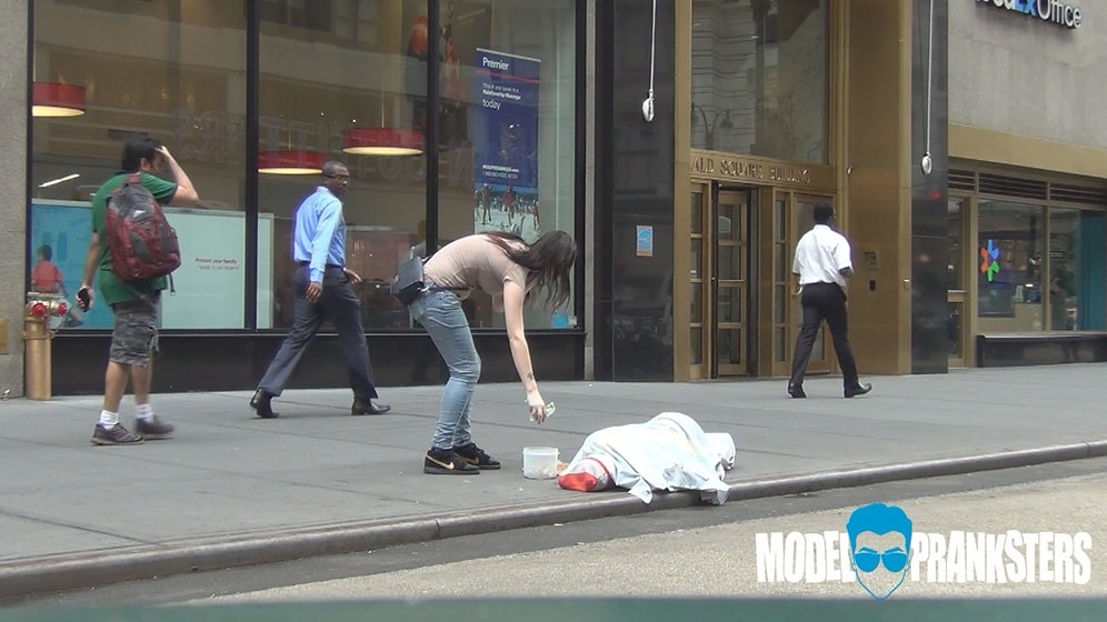 Dilencinin Parasını Çalarsanız İnsanların Tepkisi Ne Olur? | Sosyal Deney İçerir