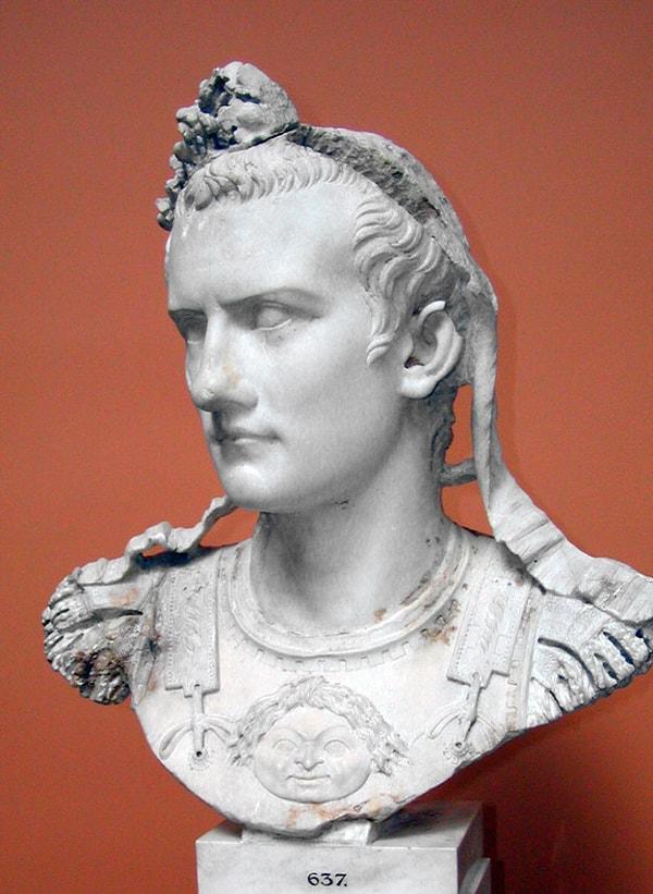 12. MS 37 - 41 arasında hüküm süren Roma'lı hükümdar Caligula askerlerini denize karşı savaşa göndermiş.