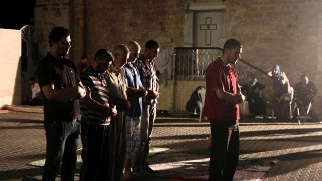Gazzeliler İbadet İçin Kiliseye Sığındı