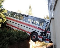 Balkonda Uyuyan Kardeşlerin Üzerine Otobüs Düştü!