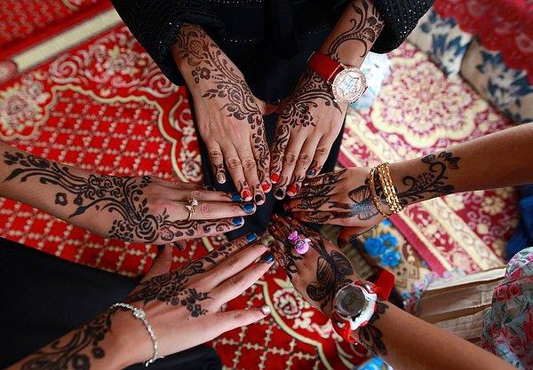 Yemen başkenti Sanaa'da, kızlar geleneksel henna şekilleriyle ellerini boyarken