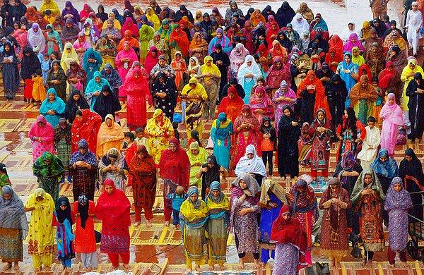 Lahor'da Badsashi Mescidi'nde kadınlar namaz kılarken