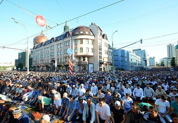 Büyük Moskova Camii'nde bayram namazı... Müslümanlar sokaklara taşmış.