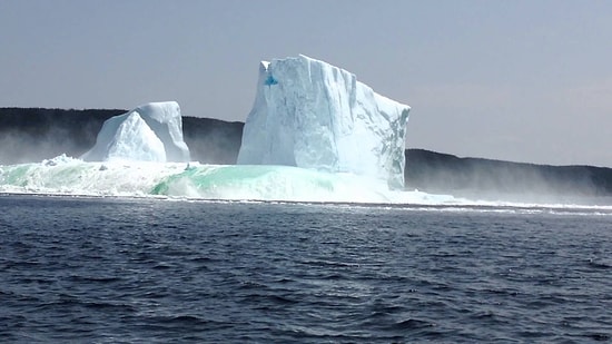 Buz Dağı Yıkıldığı Anda Kameraya Kayıt Yapan Kadının Korkusu