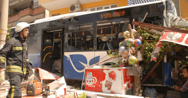 Denizli'de Belediye Otobüsü Markete Girdi: 2 Ölü, 16 Yaralı