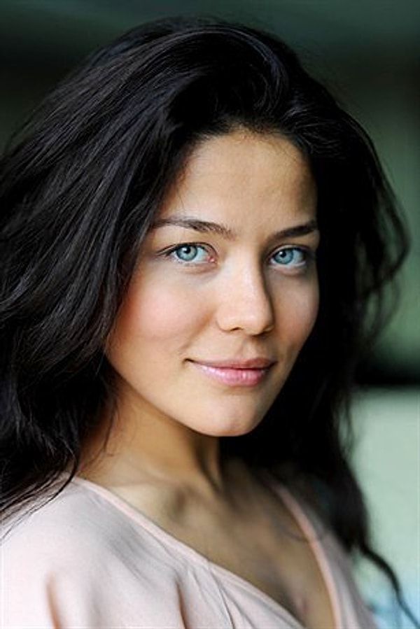 Üvey Baba'daki Lamia 26 yaşında.