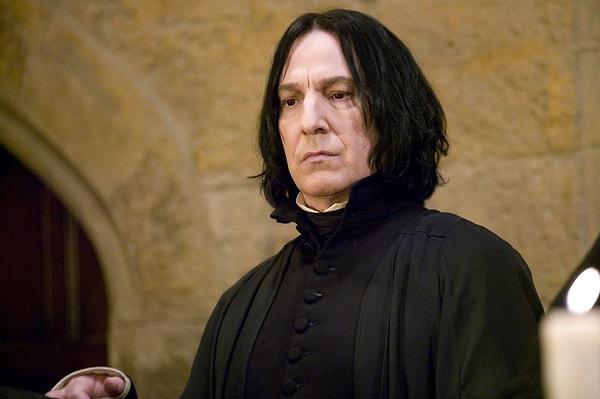 22. Snape müdürlerin tabloları arasına asla kendi tablosunu koydurmadı fakat Harry onun tablosunu Dumbledore'un yanına yerleştirdi.