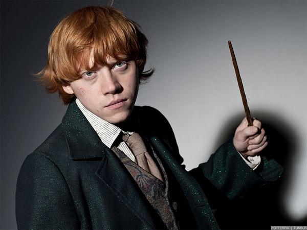 33. Ron bir seherbaz oldu fakat Weasley dükkanı o kadar büyüdü ki George'a yardım etmeye başladı.
