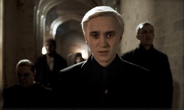 42. Draco Malfoy az kalsın Drumstrang Enstitüsüne gidecekti fakat annesi evden bu kadar uzağa gitmesini istemedi.