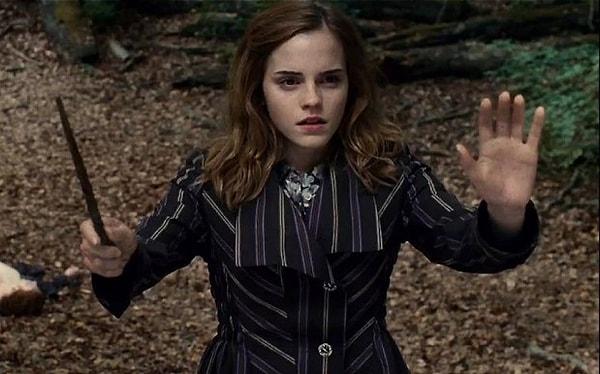 44. Hermione'nin Melez Prens'te Amortentia iksirinde aldığı 3. koku Ron'un saçıydı.