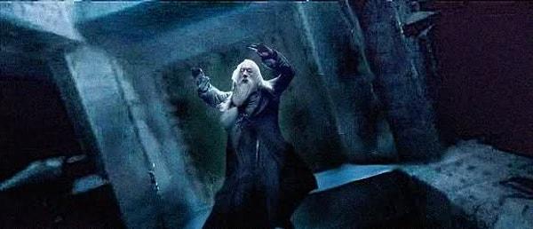 49. J.K. Rowling Dumbledore'un cenazesinde eğer bir muggle şarkısı çalacak olsaydı bunun Frank Sinatra'dan "My Way" olacağını söylemiştir.