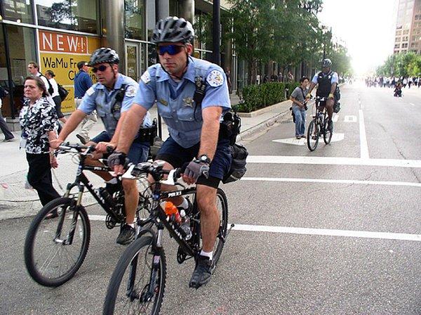 9. New York Polis Departmanı, 1898’de aşırı hız yapan araba kullanıcılarını takip etmek için bisiklet kullanırdı.