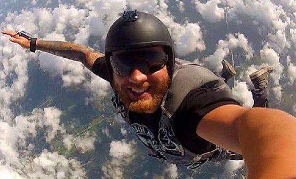 21. Paraşütle skydiving selfiesi.