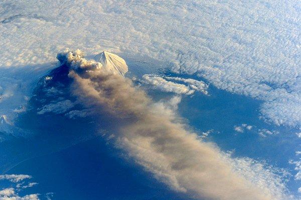 54. Alaska'daki Pavlof Volkanı patlıyor...