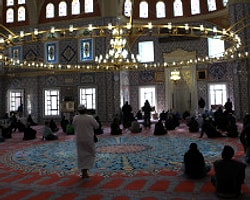 Yahudi Karşıtı Vaaz Veren İmama Sınırdışı