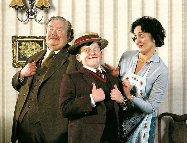 Pottermore sitesinde Rowling Dursley ailesini; Gerici, ön yargılı, dar kafalı, cahil ve bağnaz olarak tarif ediyor.