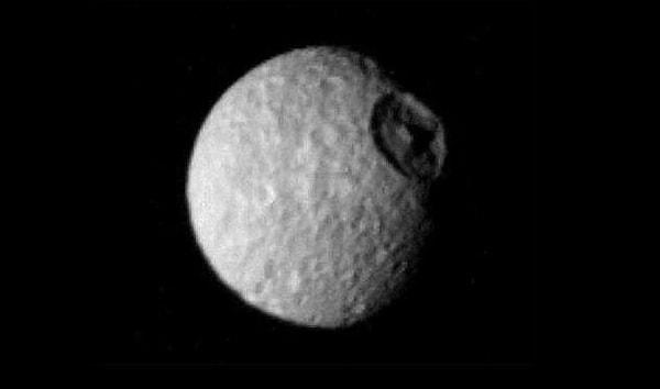 3. Bu Star Wars'taki "Death Star" değil. Bu Satürn'ün uydusu Mimas ve Güneş Sistemi'ndeki en ağır krater izine sahip olan cisim.