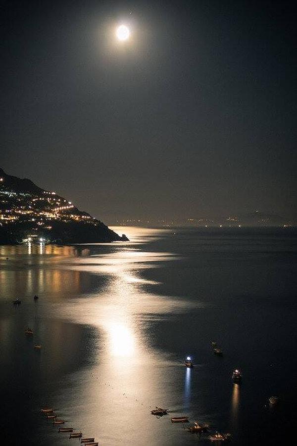 7. Geceleri, sevdiğiniz insanlarla denize vuran ay ışığını izlemenin yeri ayrıdır.