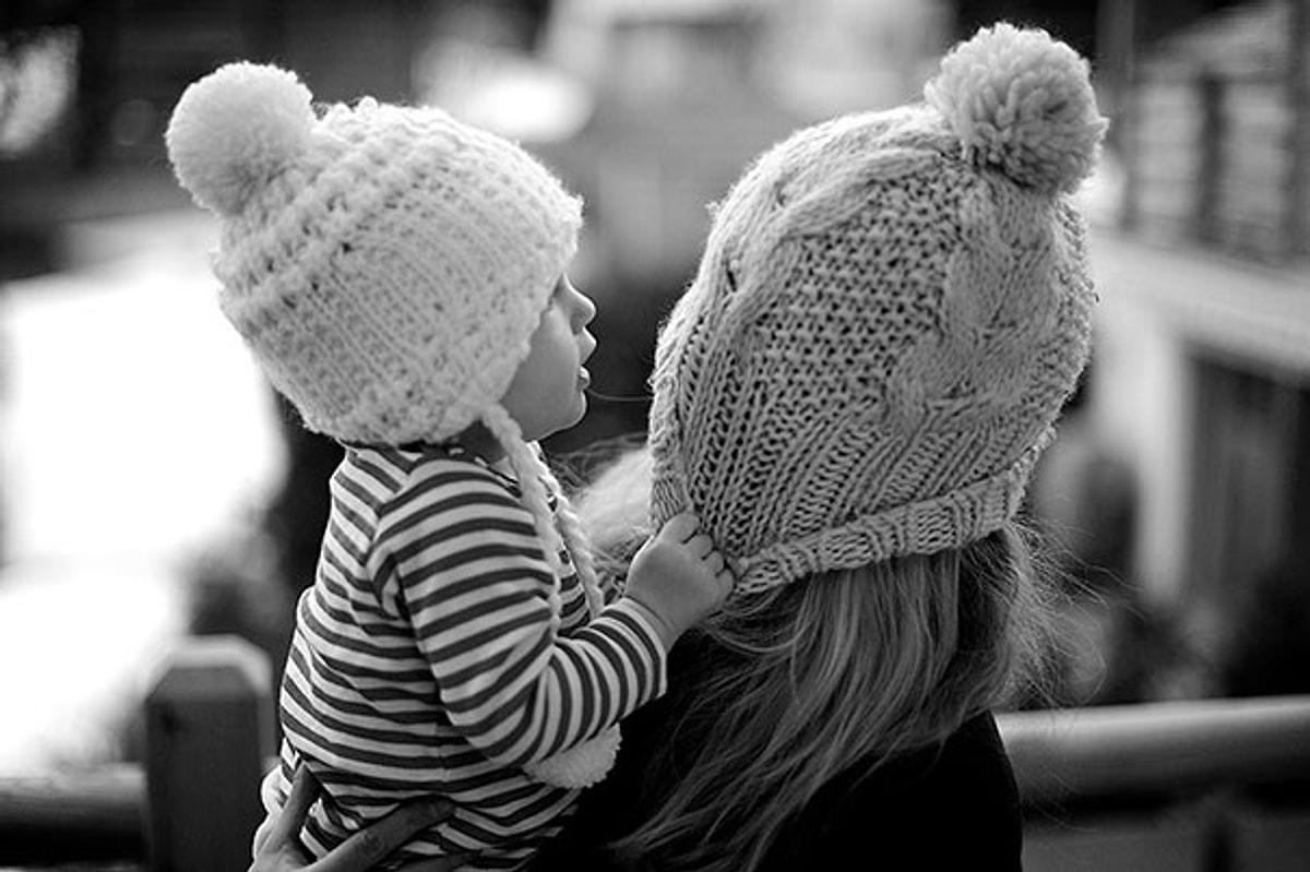 Мама с дочкой спиной. Мама и ребёнок дочь в шапке. Ребенок зимой со спины. Мама и дочь со спины. Фотосессия с дочерью в шапках.