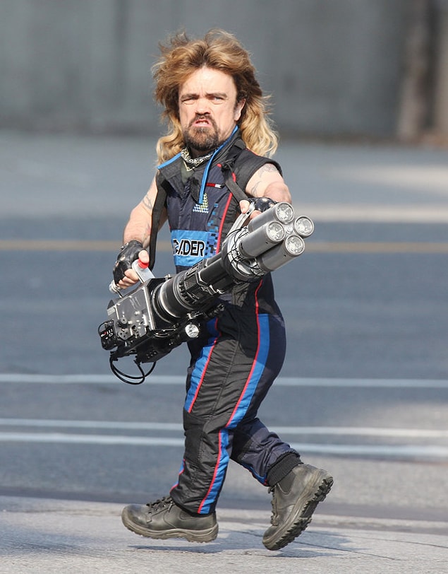 Peter Dinklage elinde lazer silahı ve uzun saçları ile yeni filmi Pixels'de büyük dikkat çekicek gibi gözüküyor.