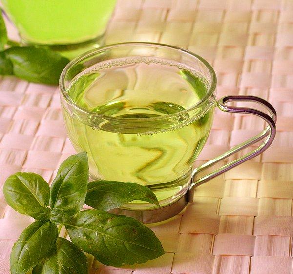 24.Yeşil çayda bulunan kateşin adlı antioksidan madde kilo kaybını hızlandırır. Karın bölgesindeki yağlanmayı azaltır.