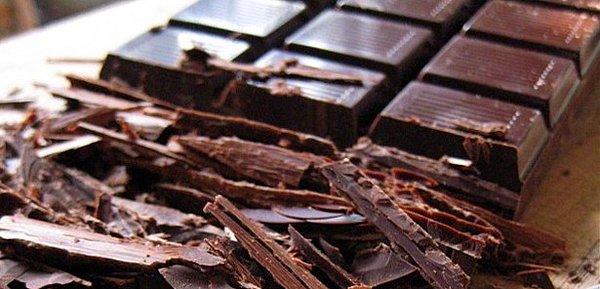 27.Bitter çikolata kalbe iyi gelmektedir. Her gün düzenli olarak bir bar yenirse, kalp sisteminizin daha iyi çalışmasını sağlar.