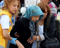 Afişinin Bağlandığı Taş Düştü: 2 Yaralı