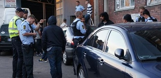 Camiye Ayakkabıyla Giren Polis Özür Diledi