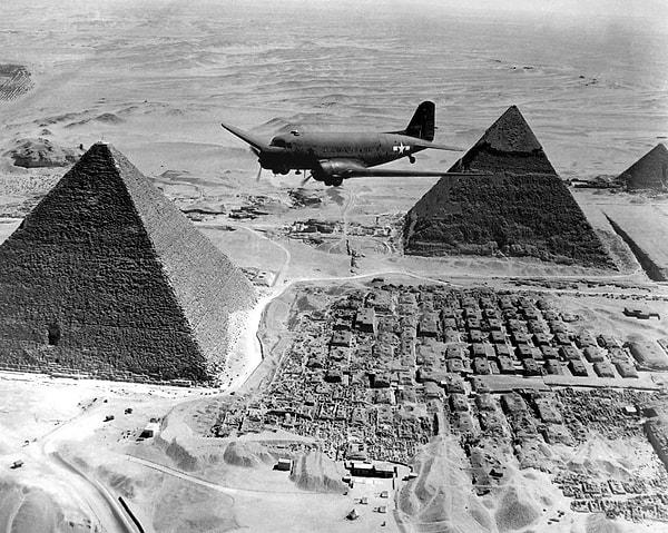 1. Mısır piramitleri üzerinde dolaşan Amerikan C-47 uçağı