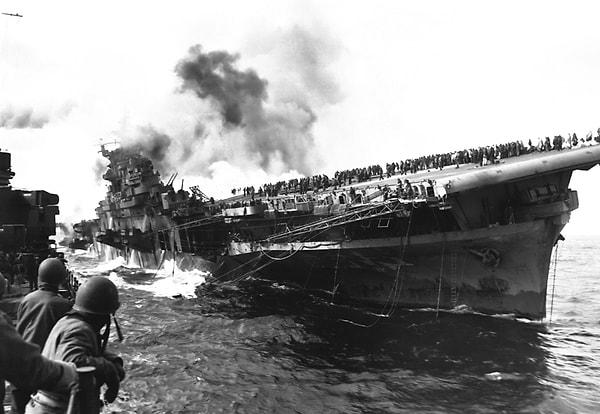 3. Kamikaze saldırısı sonucu batan uçak gemisi