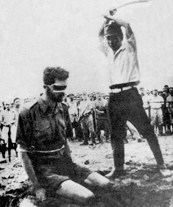 16. Avustralyalı esiri başından kesecek olan Japon cellat