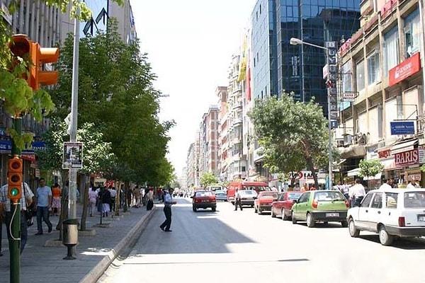 4. Genci yaşlısı herkesin hergün en az iki kez yolunun düştüğü Gazi Caddesi... Mecburiyet Caddesi olarak da bilinir...