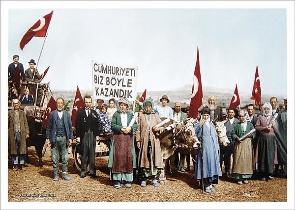 6. "Biz Cumhuriyeti Böyle Kazandık!" Evet, o meşhur fotoğraf 1933'te Uşak'ta çekilmiştir.