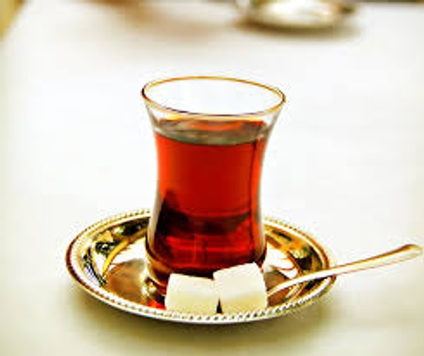 2. "Çay koymak" yerine "Çay dökmek" kavramını kullanmak.