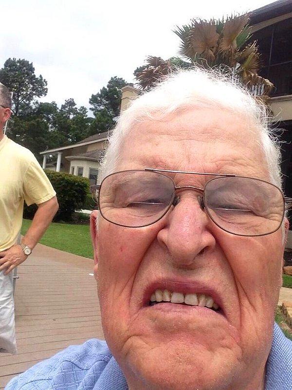 3. Yanlışlıkla selfie çeken yaşlılar: