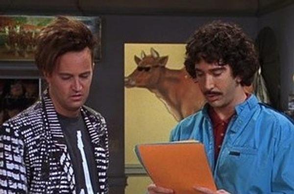 Chandler, Ross'la üniversitede tanışıp en iyi arkadaş olurken ...